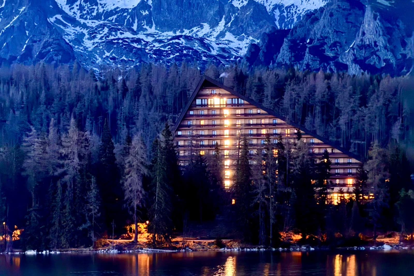 Hotel Patria nad Szczyrbskim Jeziorem o zmierzchu