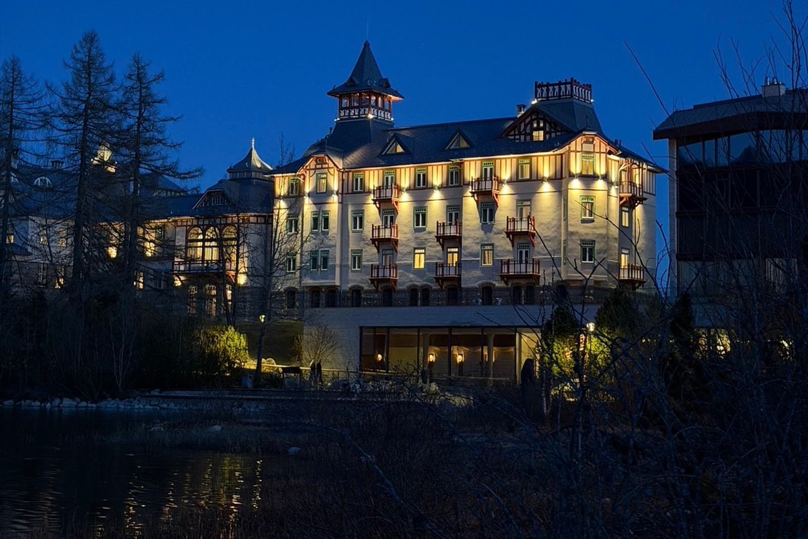 Historyczny hotel nad Szczyrbskim Jeziorem po zmroku