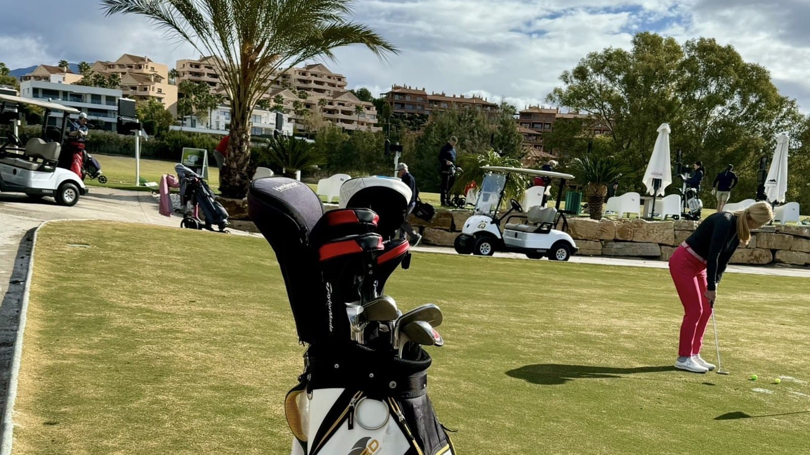 Entrenamiento en el putting green de Atalaya Golf en la Costa del Sol