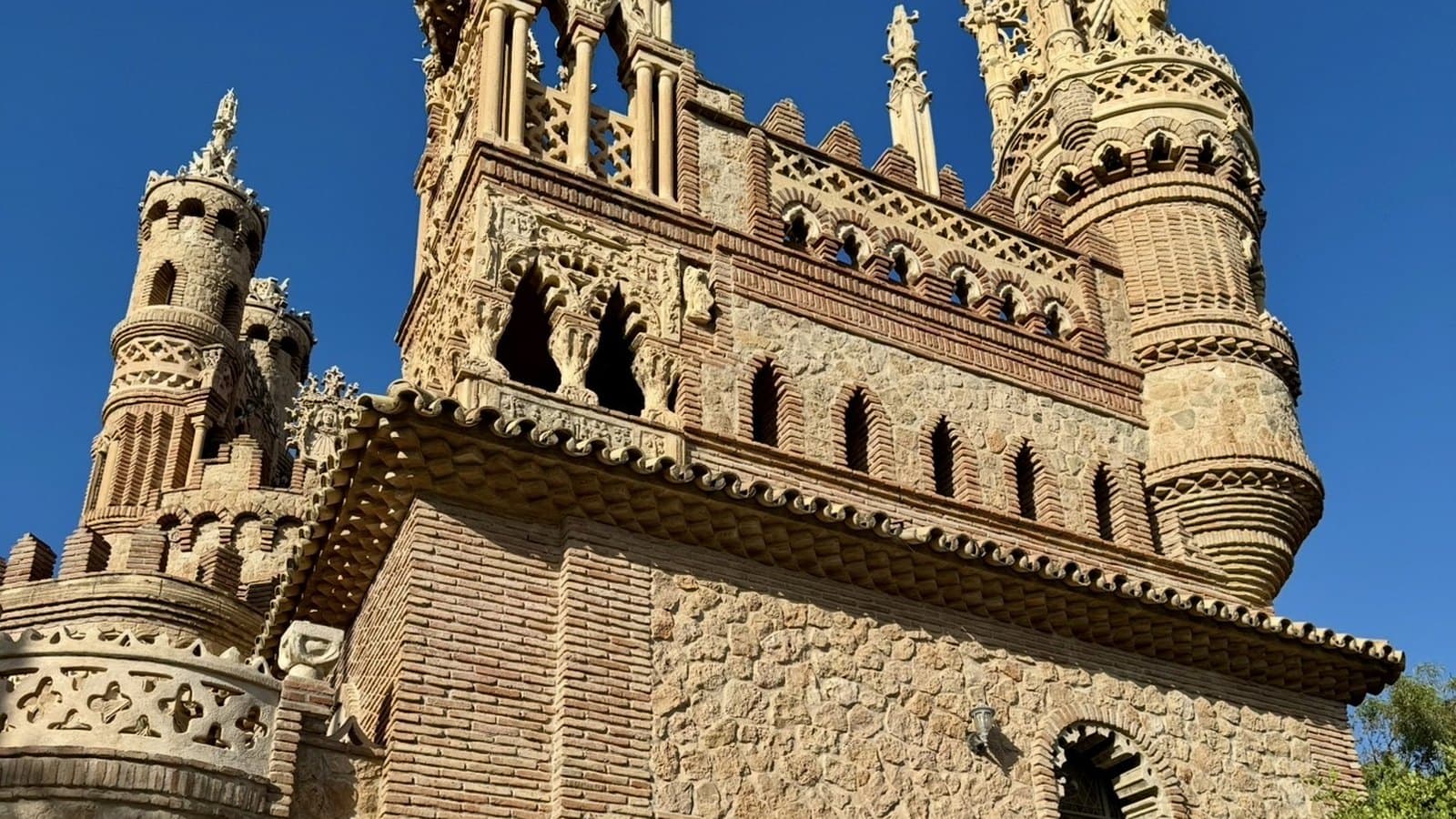 Torres de piedra del Castillo de Colomares bajo el cielo azul