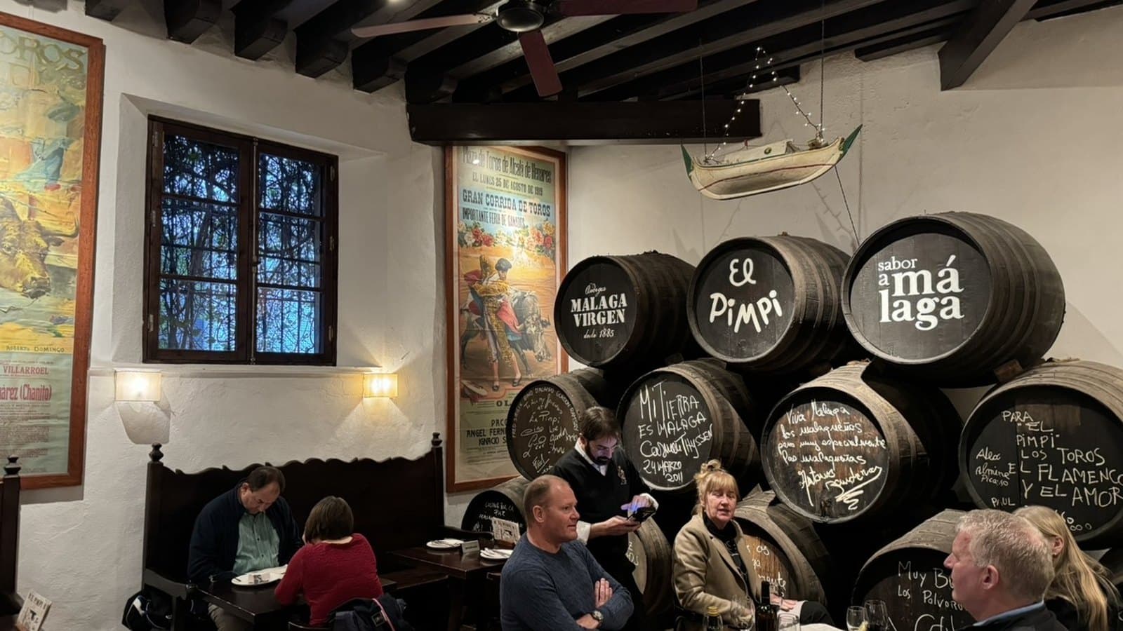 Interior del histórico El Pimpi en Málaga