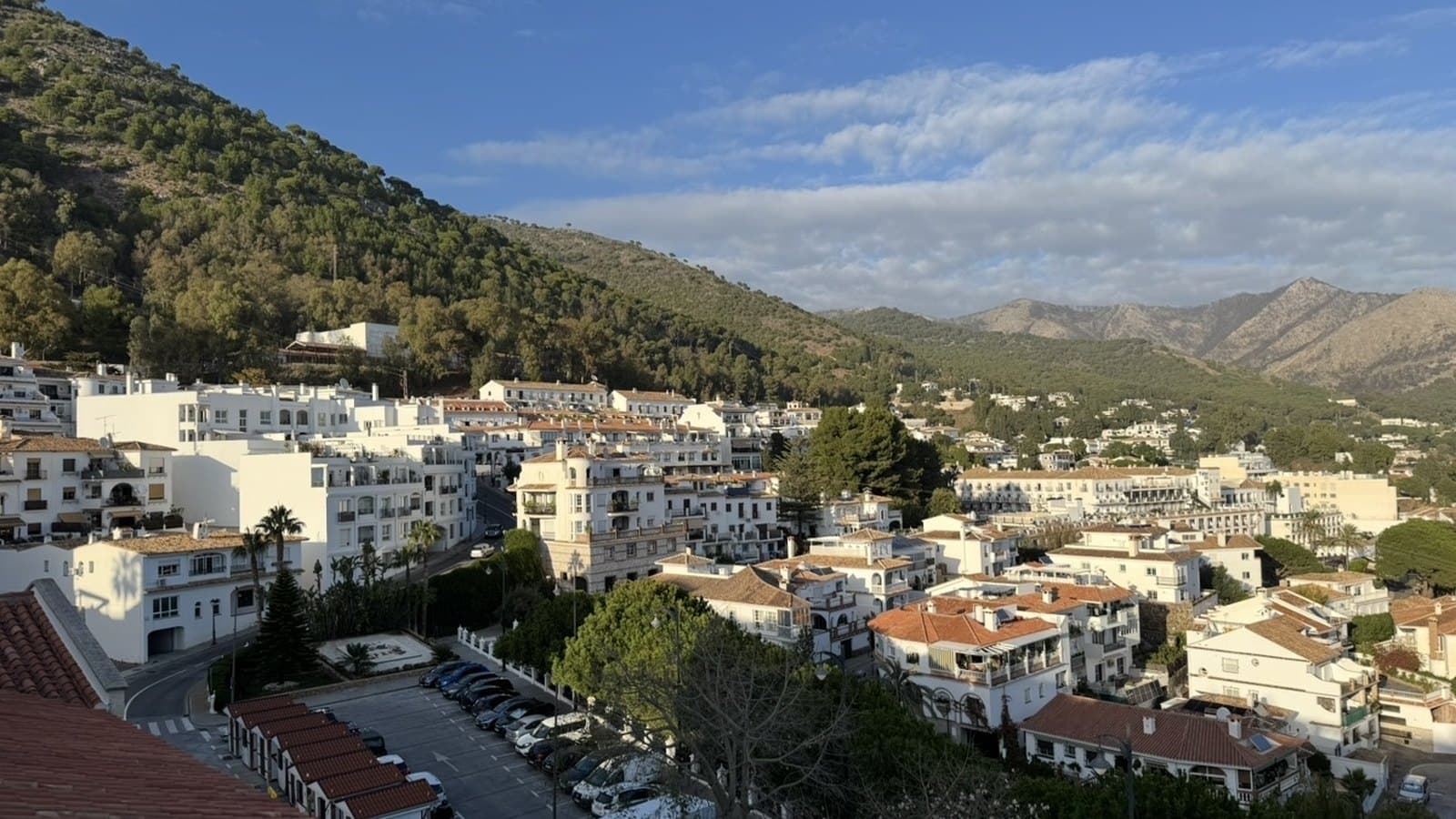 Casas blancas de Mijas Pueblo bajo las montañas