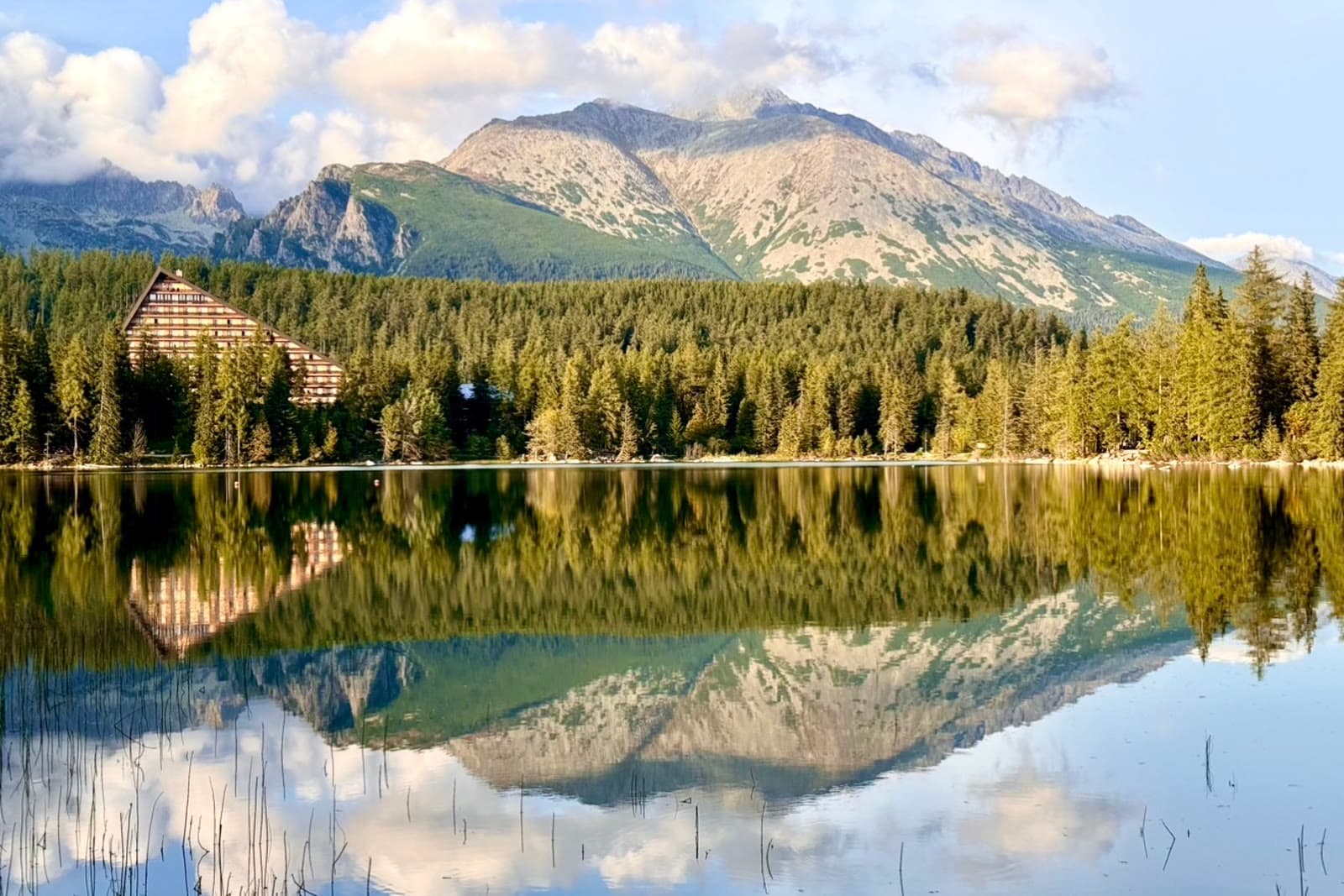 Szczyrbskie Jezioro i Tatry