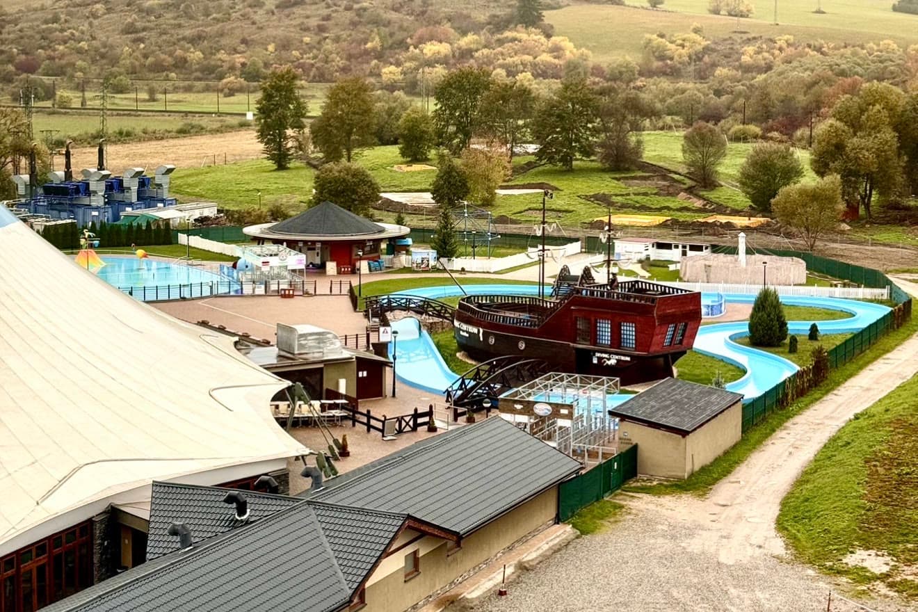 Panorama basenów termalnych w Bešeňovej
